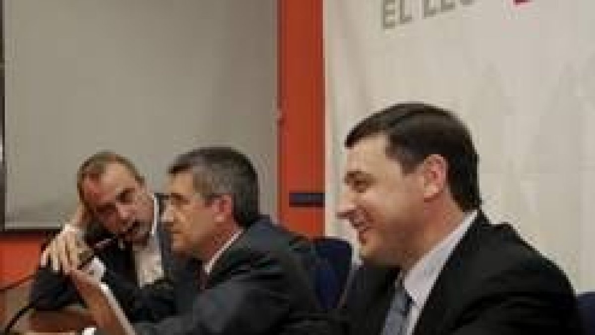 José Giménez, Francisco Fernández y Enrique Martínez, durante el foro sobre nuevas tecnologías