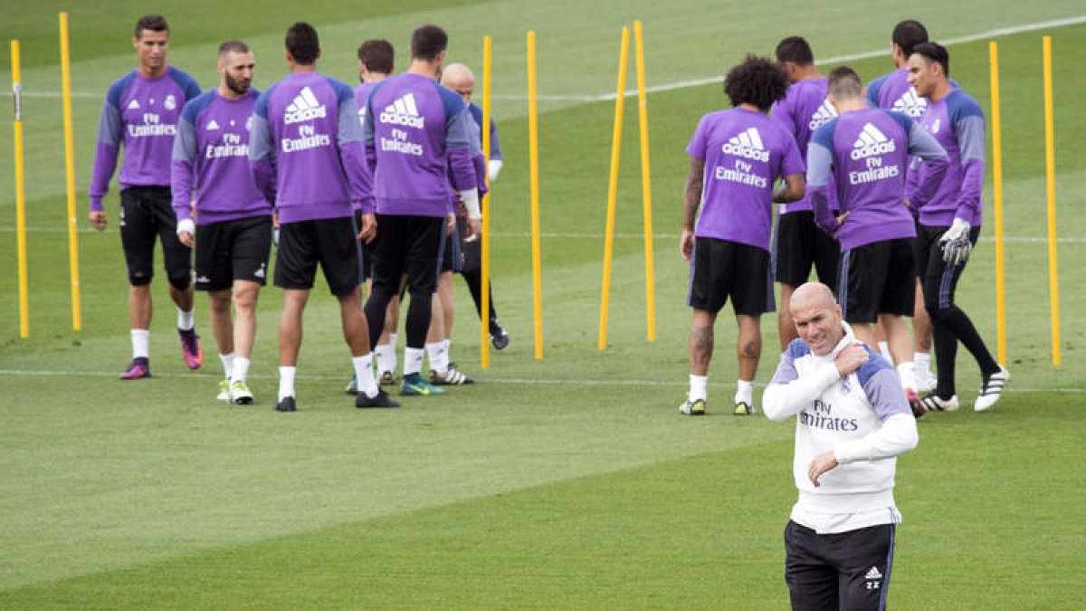 Zinedine Zidane, durante el entrenamiento realizado en la Ciudad Deportiva de Valdebebas. J. MARTÍN