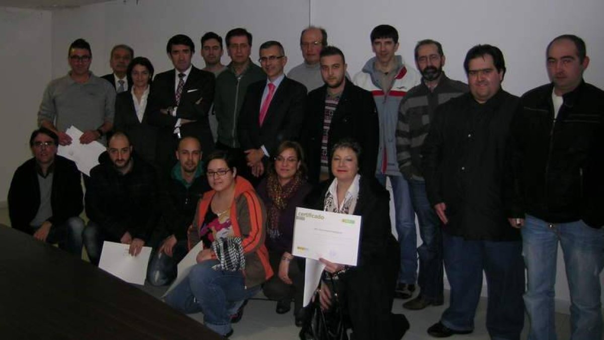 El subdelegado del Gobierno y el alcalde de Fabero junto con los participantes en el seminario.