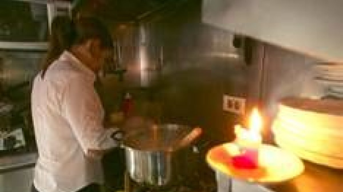 Una camarera prepara bocadillos a la luz de las velas en Tenerife