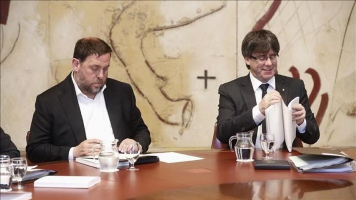 Carles Puigdemont y Oriol Junqueras junto al resto del Govern en la reunión del Consell Executiu, este martes.