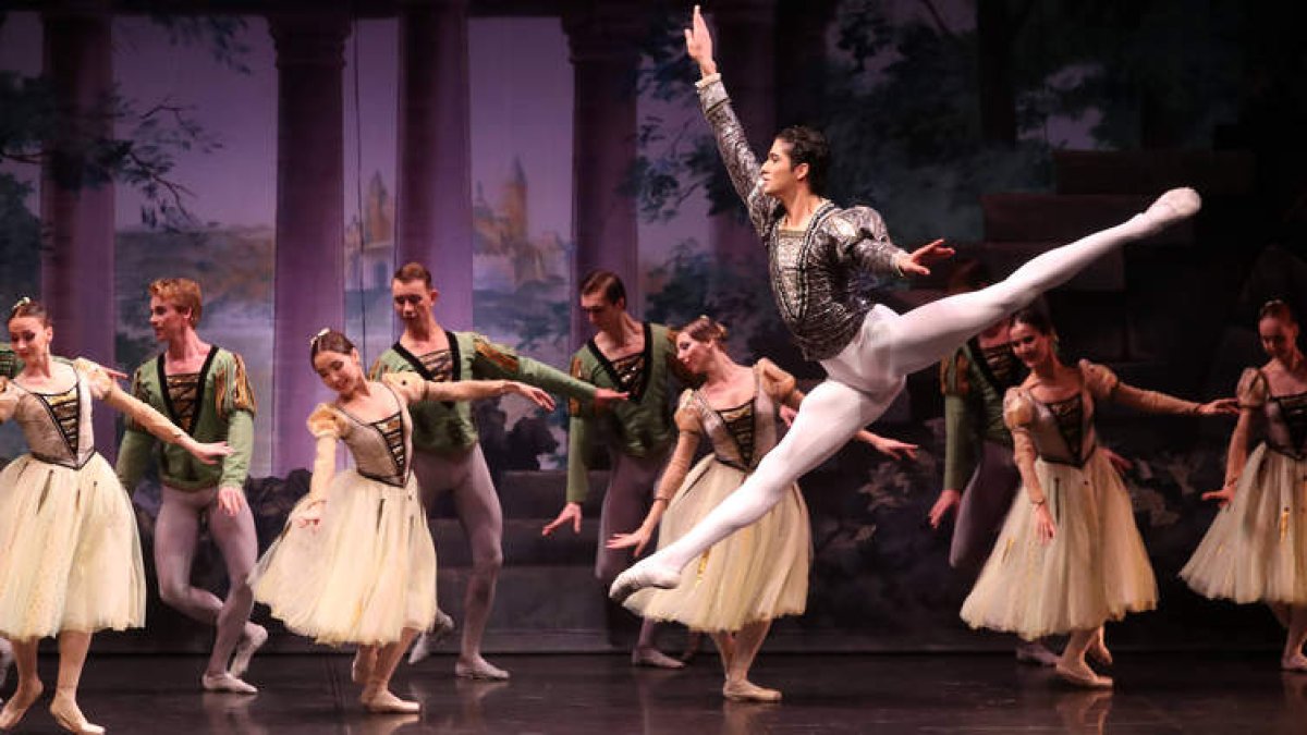 El Ballet Nacional Ruso en una escena de ‘El lago del cisnes’ en el Auditorio Ciudad de León. RAMIRO