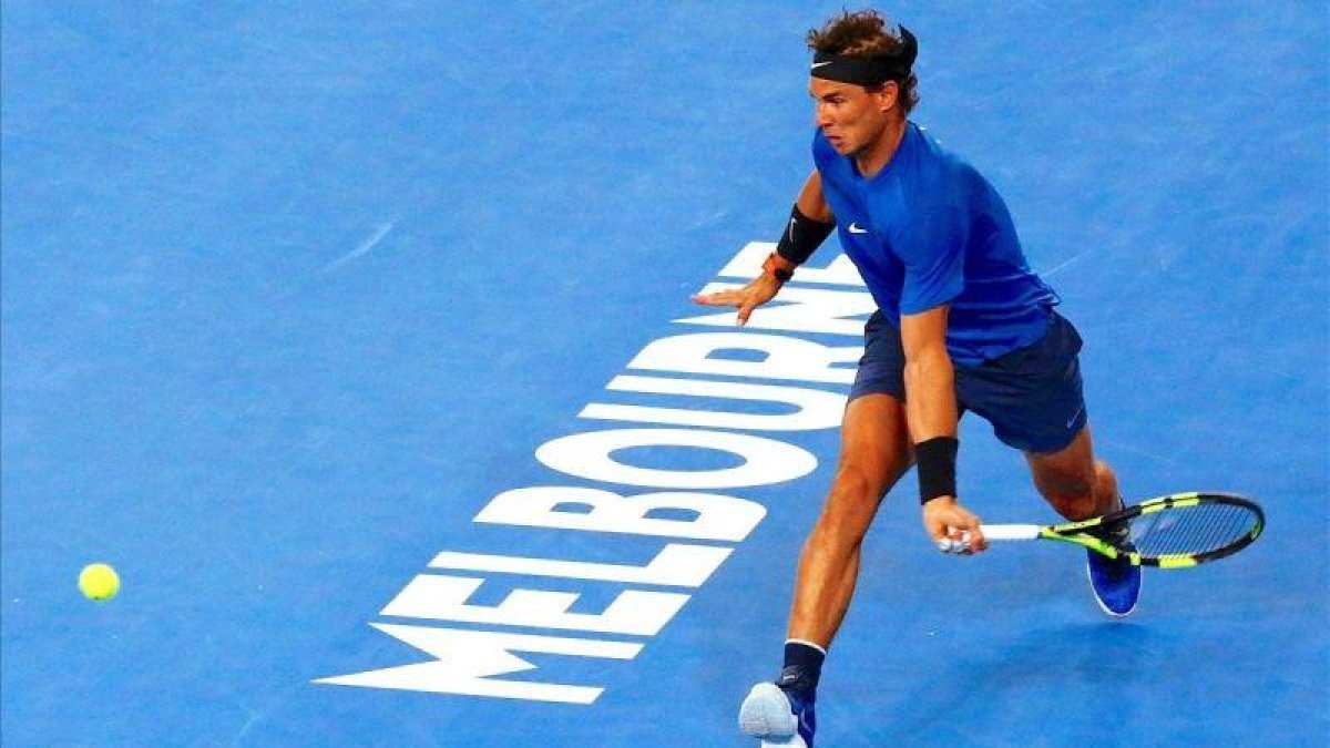 Rafael Nadal devuelve un golpe en un entrenamiento con Dominic Thiem en Melbourne.