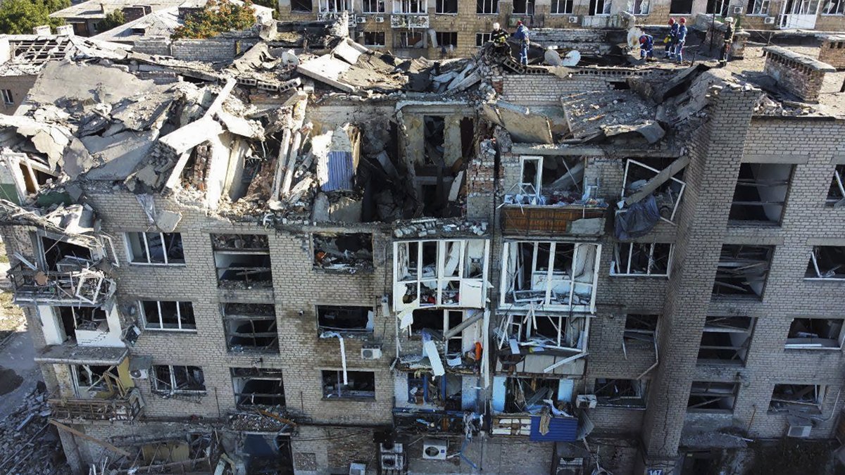 Rescatadores ucranianos en un edificio atacado por un misil en Donetsk. UKRANIAN HANDOUT