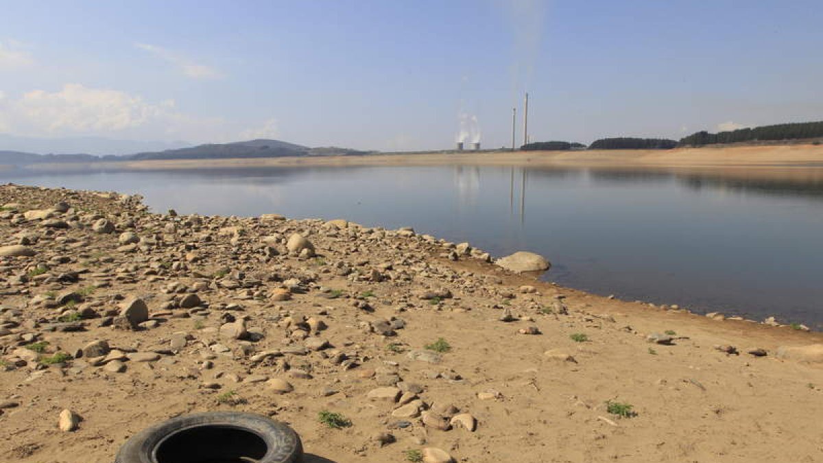 Imagen del pantano de Bárcena desde Congosto, con la térmica de Cubillos al fondo.