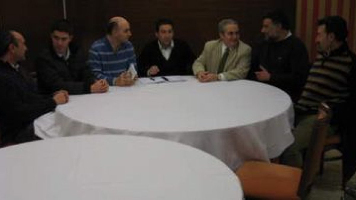 Un momento de la reunión en la que fue renovado el comité comarcal de Astorga.