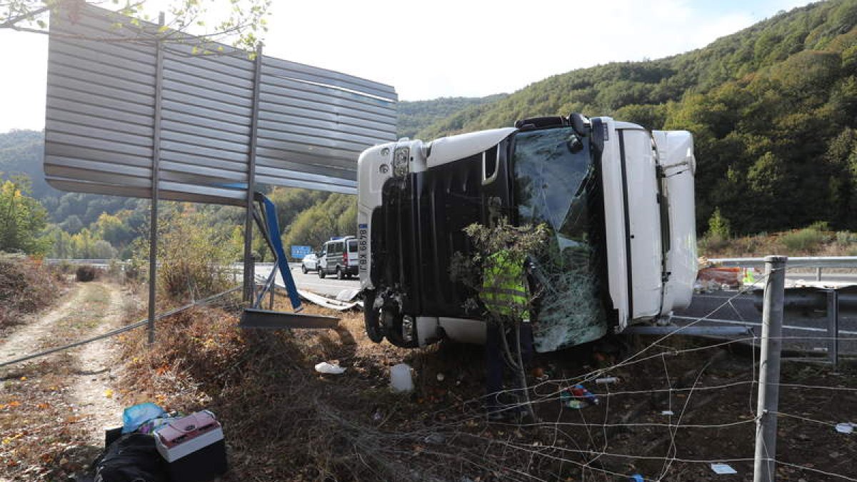 El vuelco del camión de gran tonelaje ocurrió a media mañana a la altura del kilómetro 417 de la A-6 en sentido Galicia. L. DE LA MATA