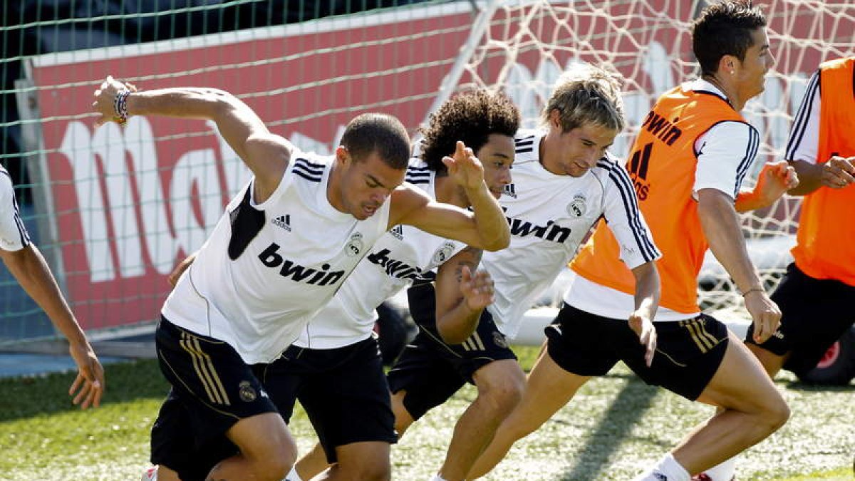 Pepe, Marcelo y Coentrao se ejercitan, junto con Ronaldo, en el último entrenamiento del Madrid.
