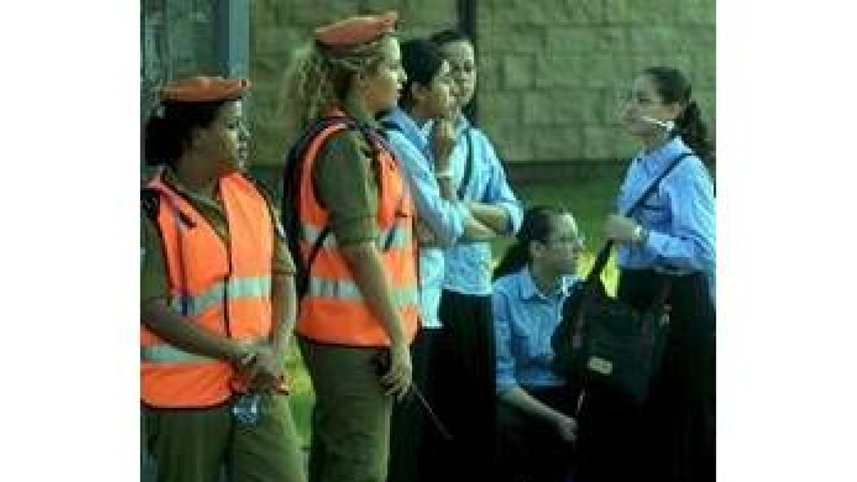 Policías vigilan el acceso de los escolares a sus centros en Sderot