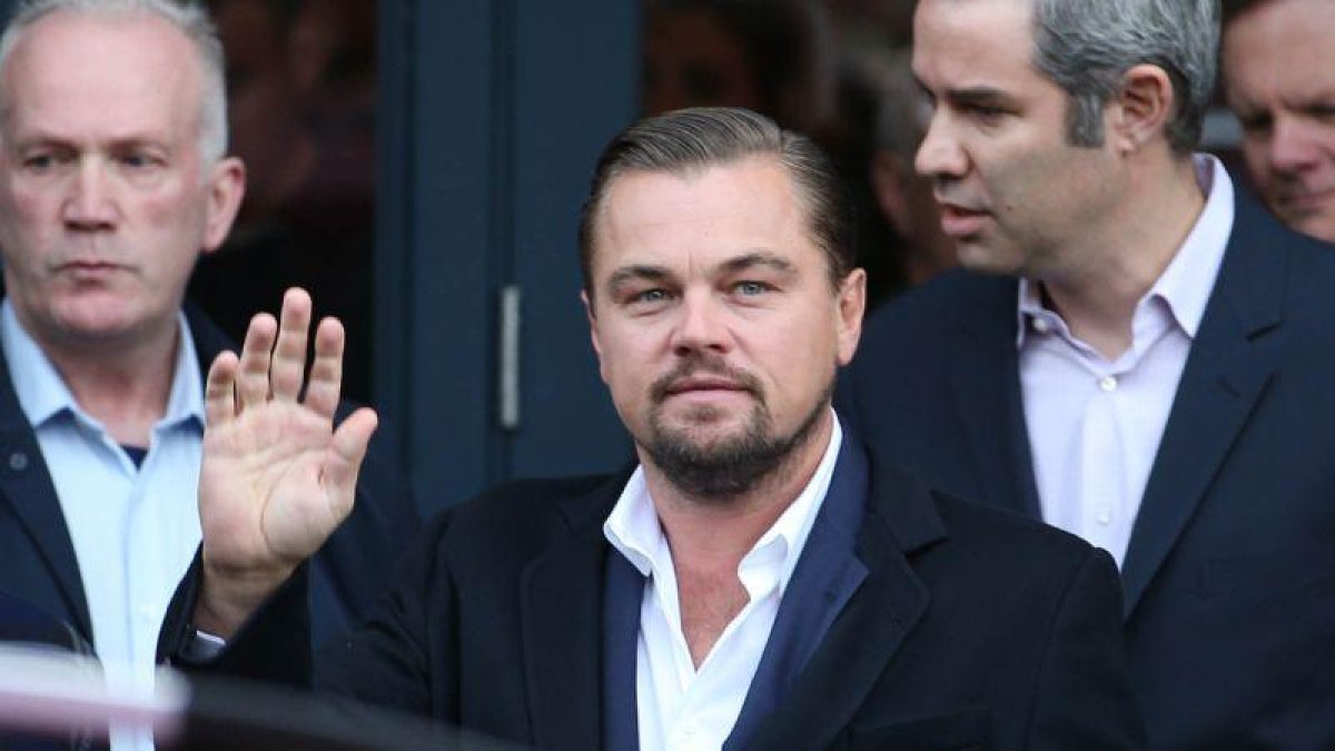 Leonardo DiCaprio saluda antes de entrar en el restaurante Home de Edimburgo