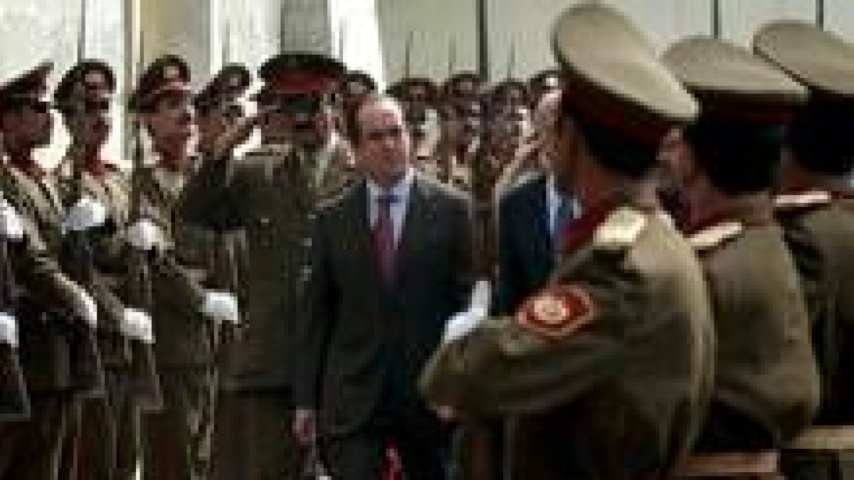 José Bono pasa revista a la Guardia de Honor afgana, a su llegada al Palacio Presidencial de Kabul