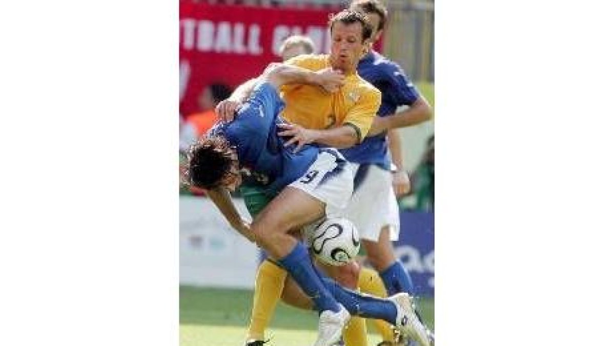 El italiano Luca Toni disputa la pelota al australiano Lucas Neil