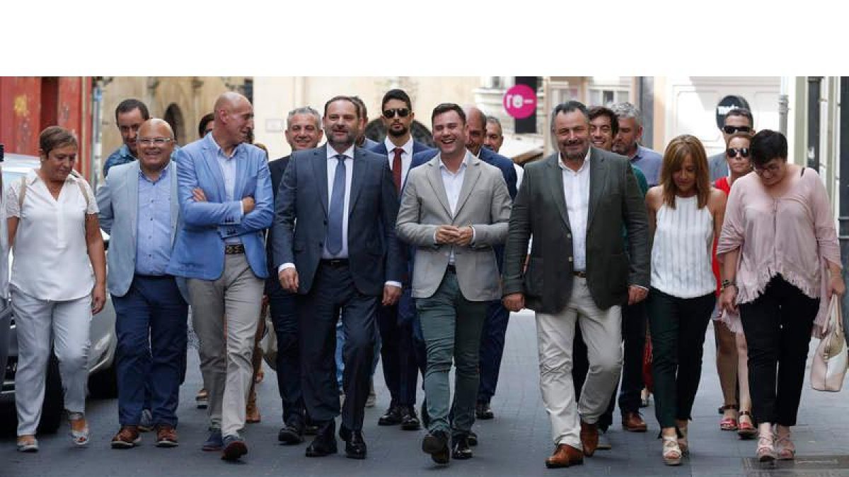 Ábalos, en el centro, al llegar ayer al Palacio del Conde Luna junto a cargos del PSOE. FERNANDO OTERO