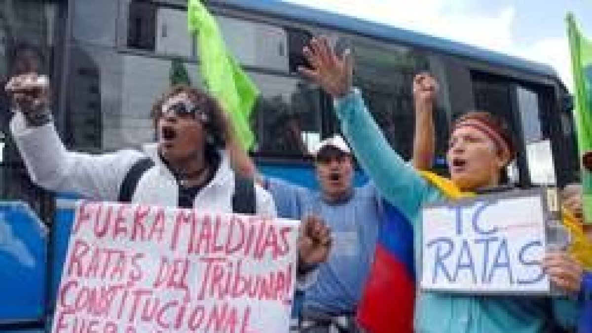 Protestas de seguidores de Correa ante el Constitucional