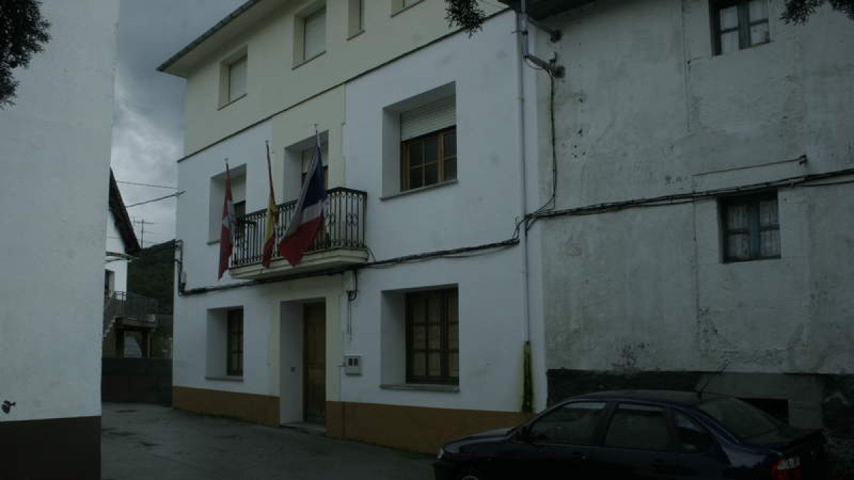 Imagen de la fachada principal del ayuntamiento de Palacios del Sil, en imagen de archivo.