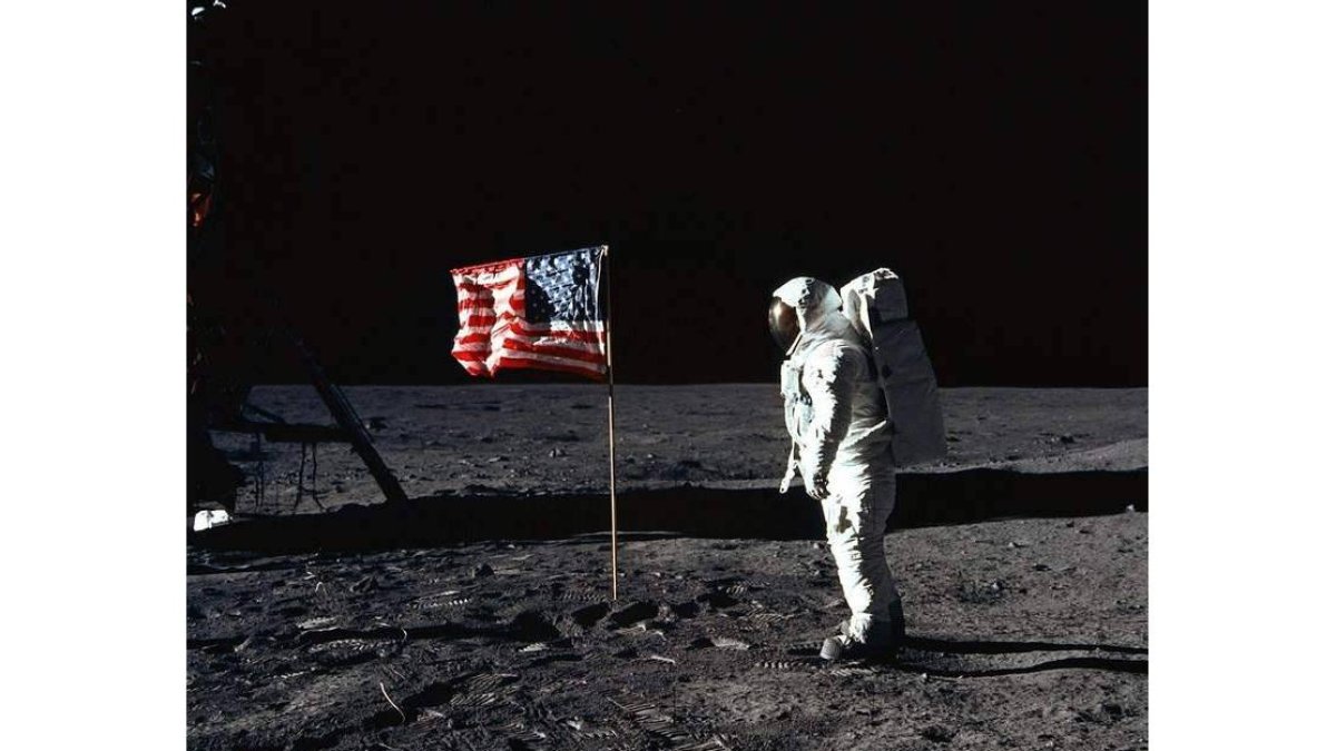 Aldrin posa junto a la bandera estadounidense en la Luna fotografiado por Armstrong.