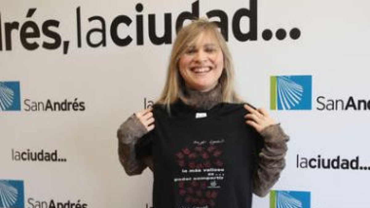 La diseñadora María Lafuente posa en una imagen de archivo con la camiseta solidaria