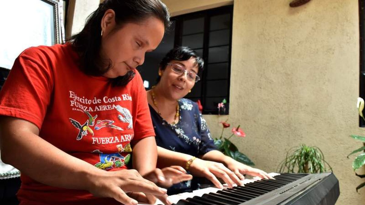 Isaura Margarita Porras toca el piano en su casa en Cuautla en México. TONY RIVERA