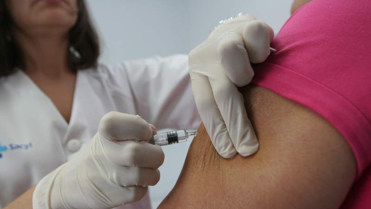 Los centros de salud pusieron las primeras vacunas tras la suspensión de la campaña.