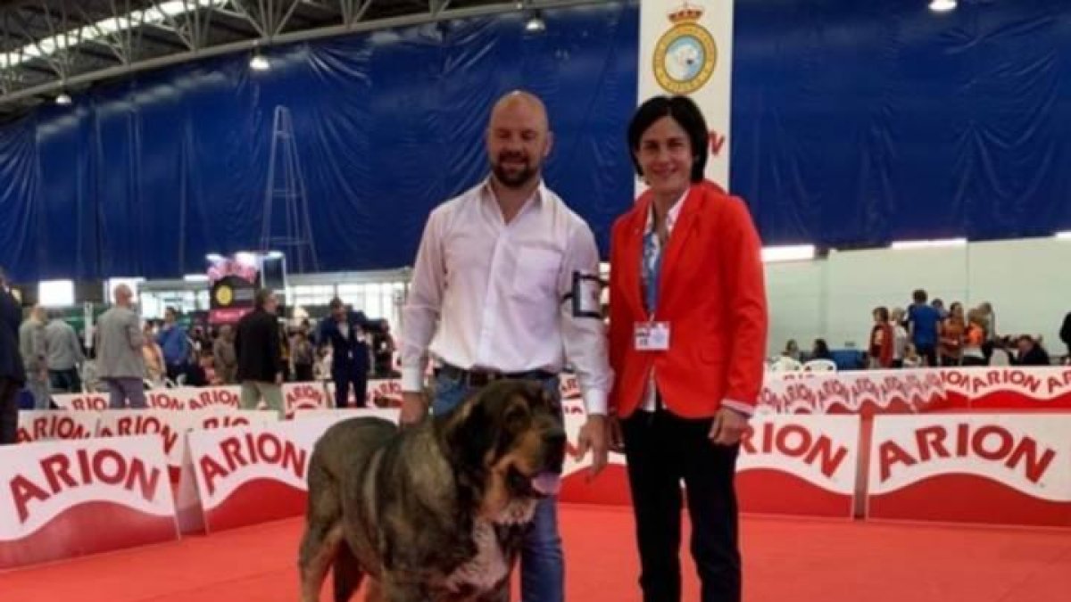 José Manuel Moncó en el concurso en Galicia donde su perro obtuvo el título de Súper Campeón