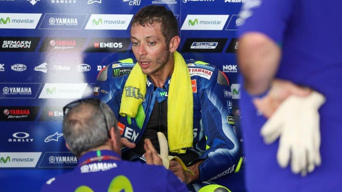 Valentino Rossi conversa con uno de los técnicos de Yamaha, en Malasia