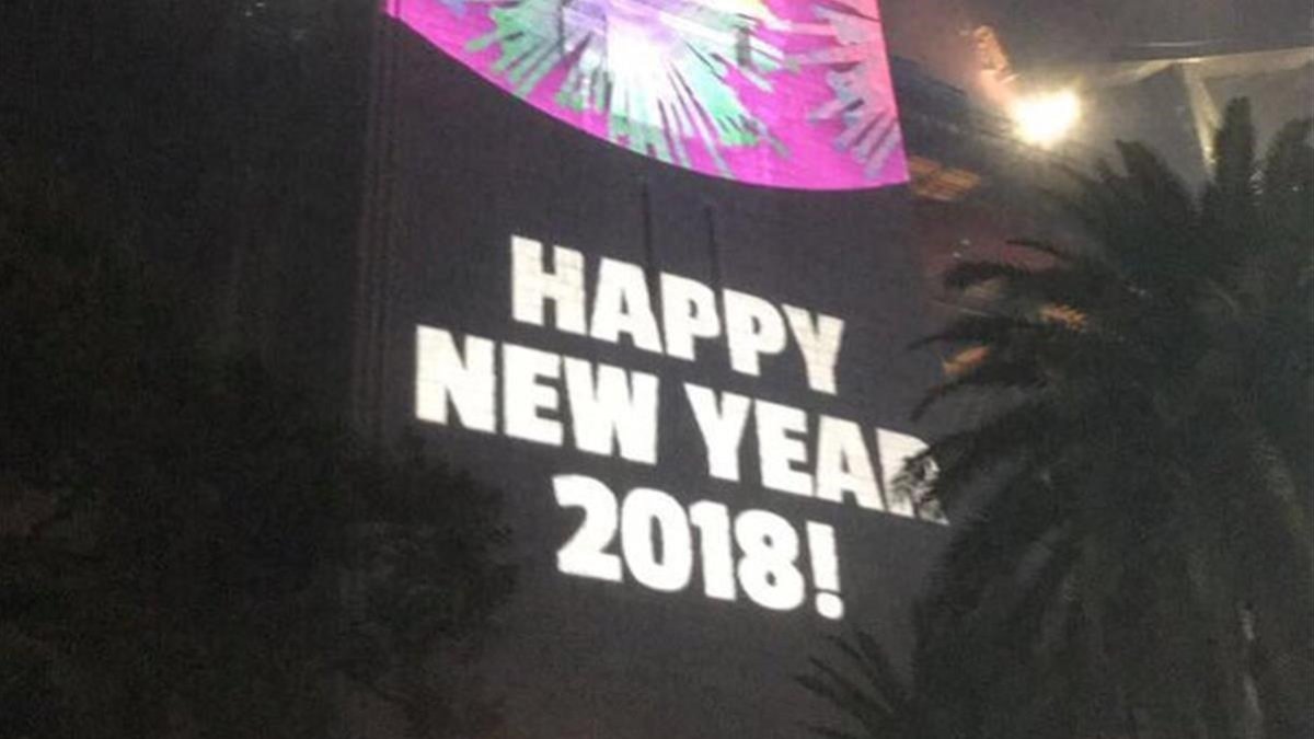 Mensaje proyectado en el puente de la bahía de Sídney con el año nuevo equivocado.