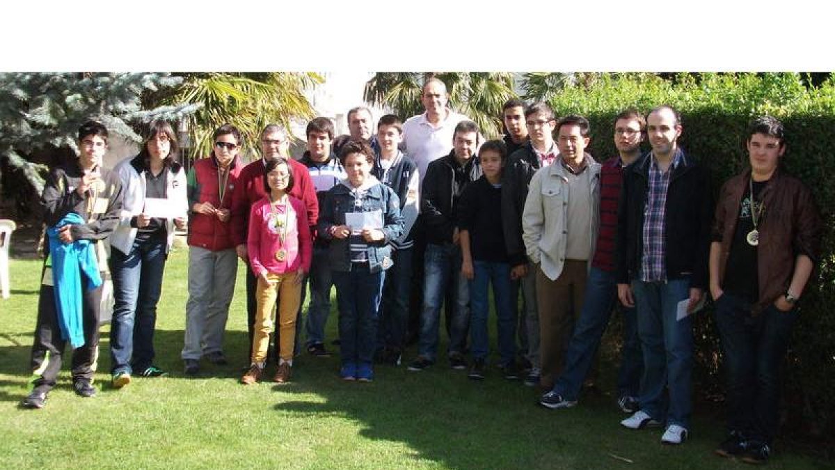 Foto de familia de los participantes en esta sexta edición del torneo de promoción celebrado en La Bañeza.