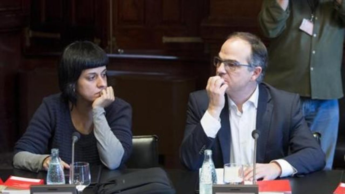 Anna Gabriel (CUP) y Jordi Turull (JxSí), durante una reunión de la Junta de Portavoces del Parlament.
