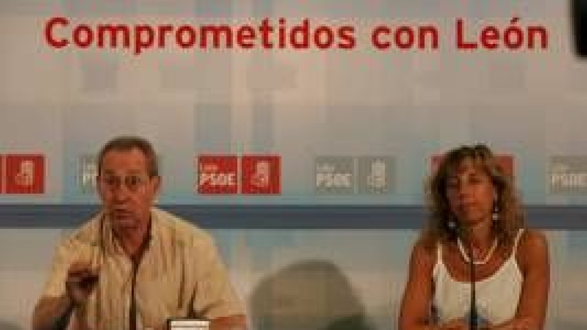 Antonio Losa e Inmaculada Larrauri ayer  en la rueda de prensa denunciando la política antiincendio
