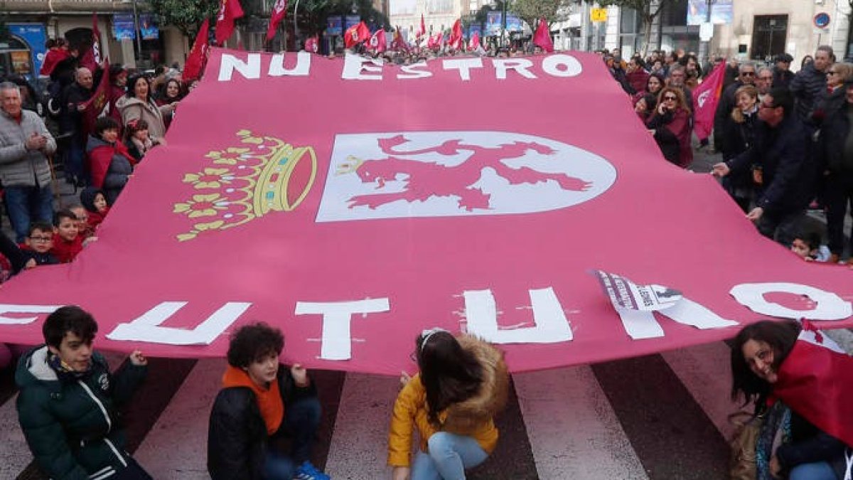 Imagen de la manifestación que llenó las calles de la ciudad hace un año reivindicando una comunidad autónoma para León. JESÚS F. SALVADORES