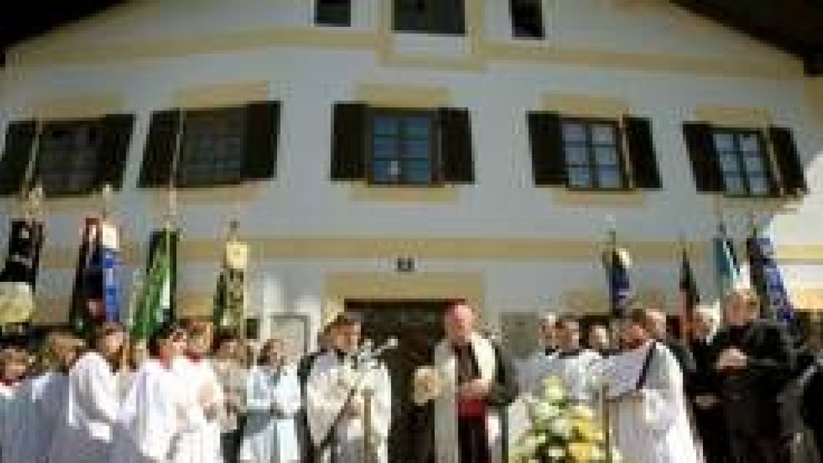El obispo de Passaum bendice la casa del Papa, convertida en museo