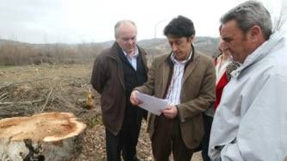 Juan Carlos Cortina, Miguel Hidalgo y Lorenzo Carro, en el pueblo donde se talaron los árboles