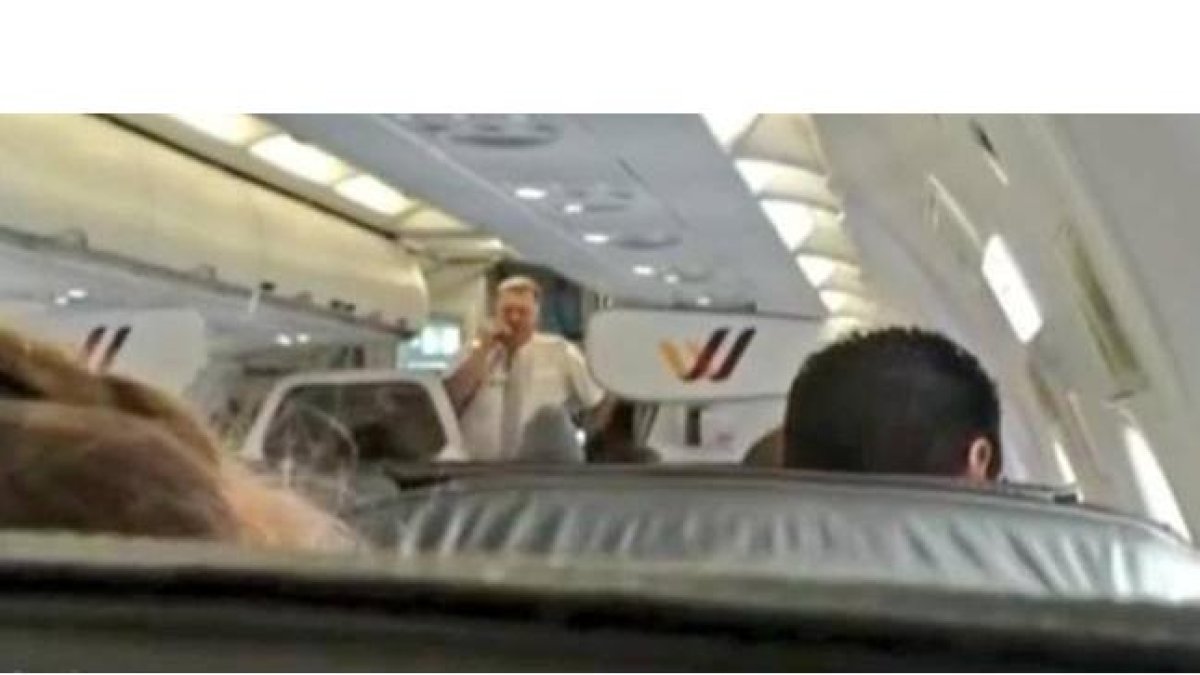 l piloto de Germanwings Frank Woiton tranquiliza a los pasajeros