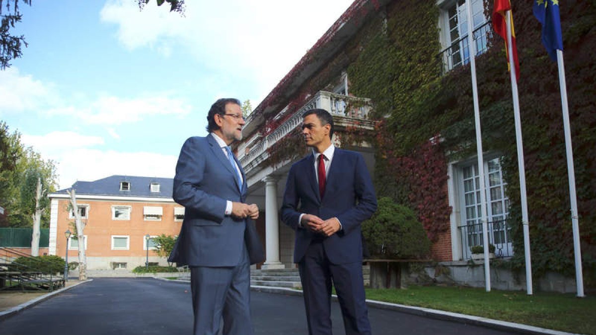 El presidente, Rajoy, y el secretario general del PSOE, Sánchez, en el Palacio de La Moncloa.