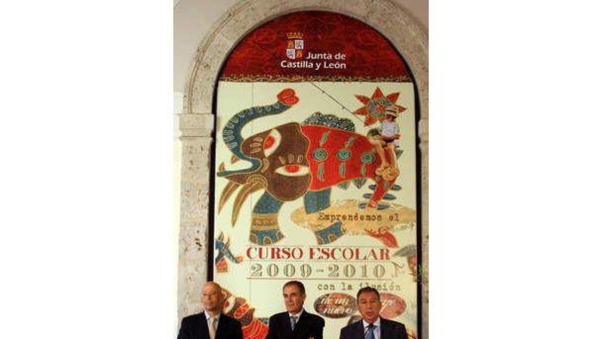 El viceconsejero, Sánchez-Pascuala, y Juan José Mateos en la presentación del nuevo curso.