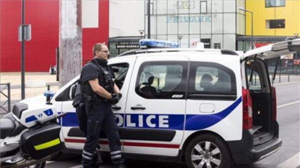 Agentes de policía participando en un dispositivo de rescate, el pasado 13 de julio en Francia.