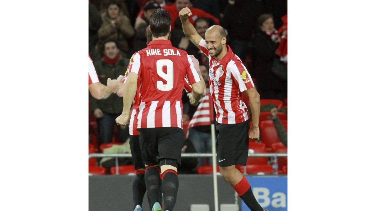 El centrocampista del Athletic Club de Bilbao Mikel Rico (d) celebra su segundo gol.
