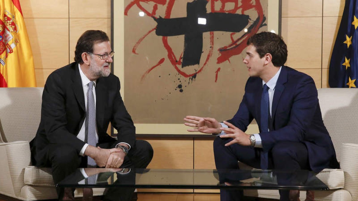 Mariano Rajoy y Albert Rivera durante la reunión que mantuvieron ayer. chema moya