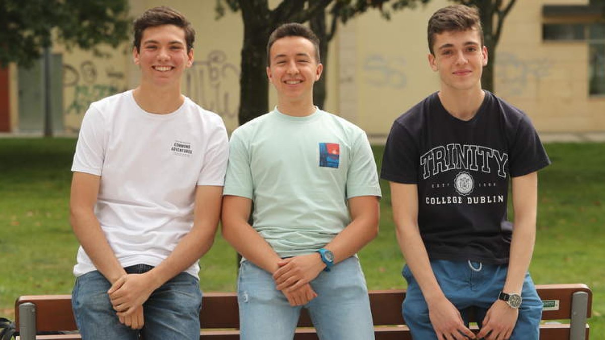 De izquierda a derecha, Jorge Arias, Diego de la Puente e Iván Ramón, ayer, fotografiados en el centro de Ponferrada. L. DE LA MATA