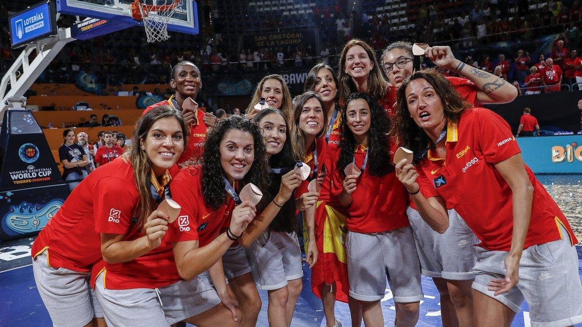 Las jugadoras de la selección muestran la medalla lograda en Tenerife