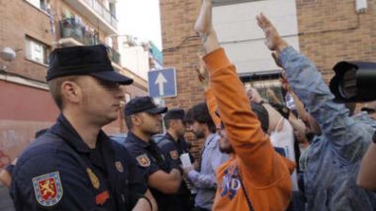 La policía controla a los manifestantes del 15M.