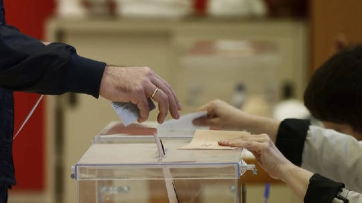 Los colegios electorales se abrirán para decidir el repoarto de concejales en León. JESÚS F. SALVADORES