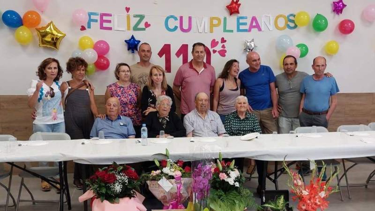 Teresa, de 110 años, celebra su cumpleaños con su familia. DL