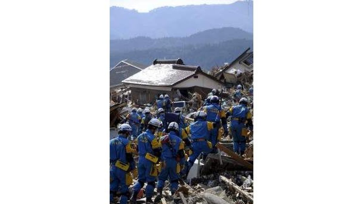 Un destacamento policial busca víctimas entre los escombros.