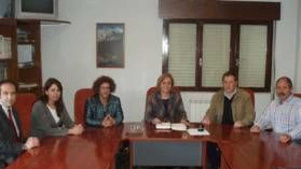 La concejala Manoli Ordás, en el centro, con los representantes del polígono industrial