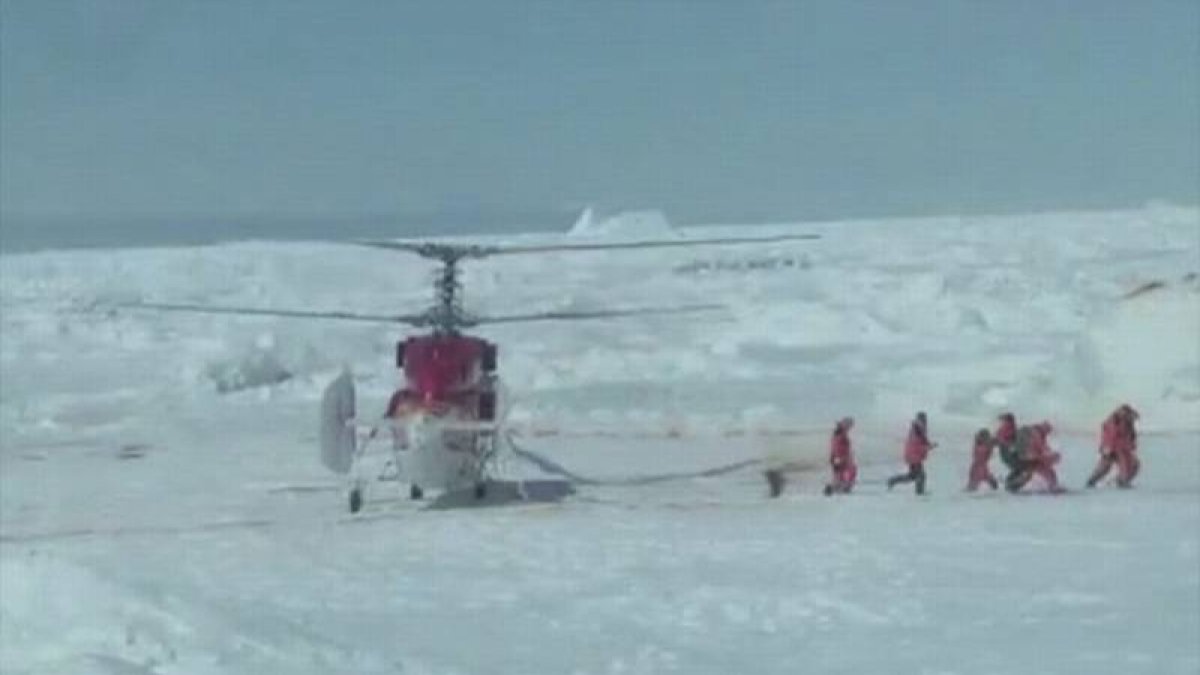 Los equipos de rescate descienden del helicóptero y se dirigen a evacuar al pasaje atrapado en el barco ruso.