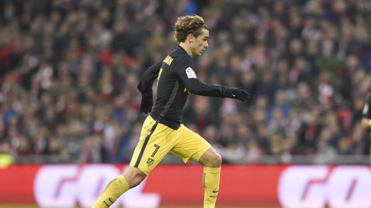 Antoine Griezmann conduce el balón en el estadio de San Mamés.