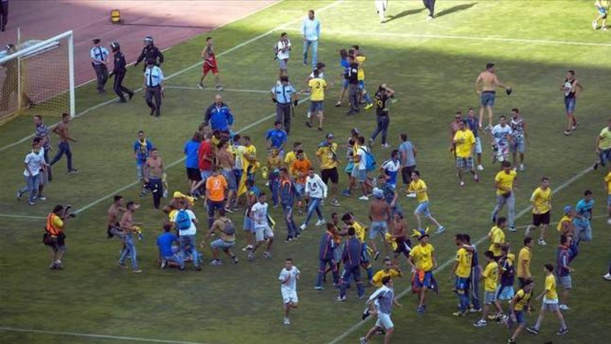 Los seguidores de Las Palmas saltaron al césped antes del empate del Córdoba.