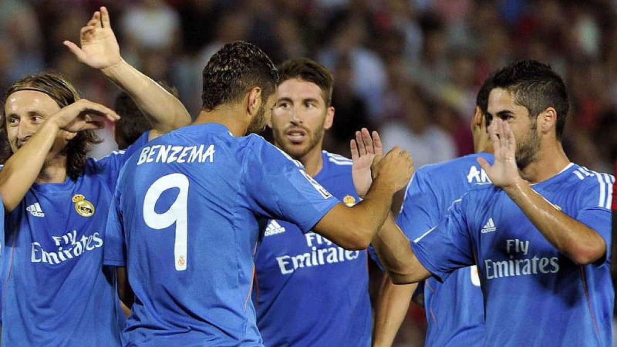 Karim Benzema, de espaldas, celebra con sus compañeros el gol que dio el triunfo al Real Madrid frente al Granada.