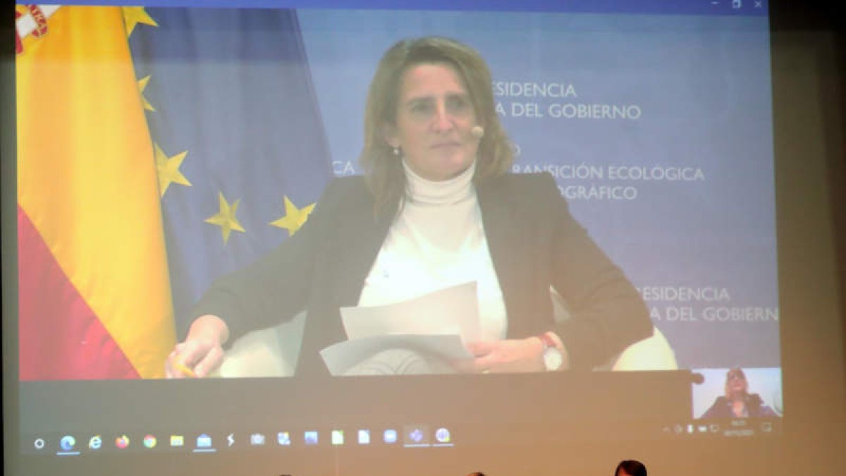 La ministra Teresa Ribera intervino en el acto celebrado en Fabero por videoconferencia. ANA F. BARREDO